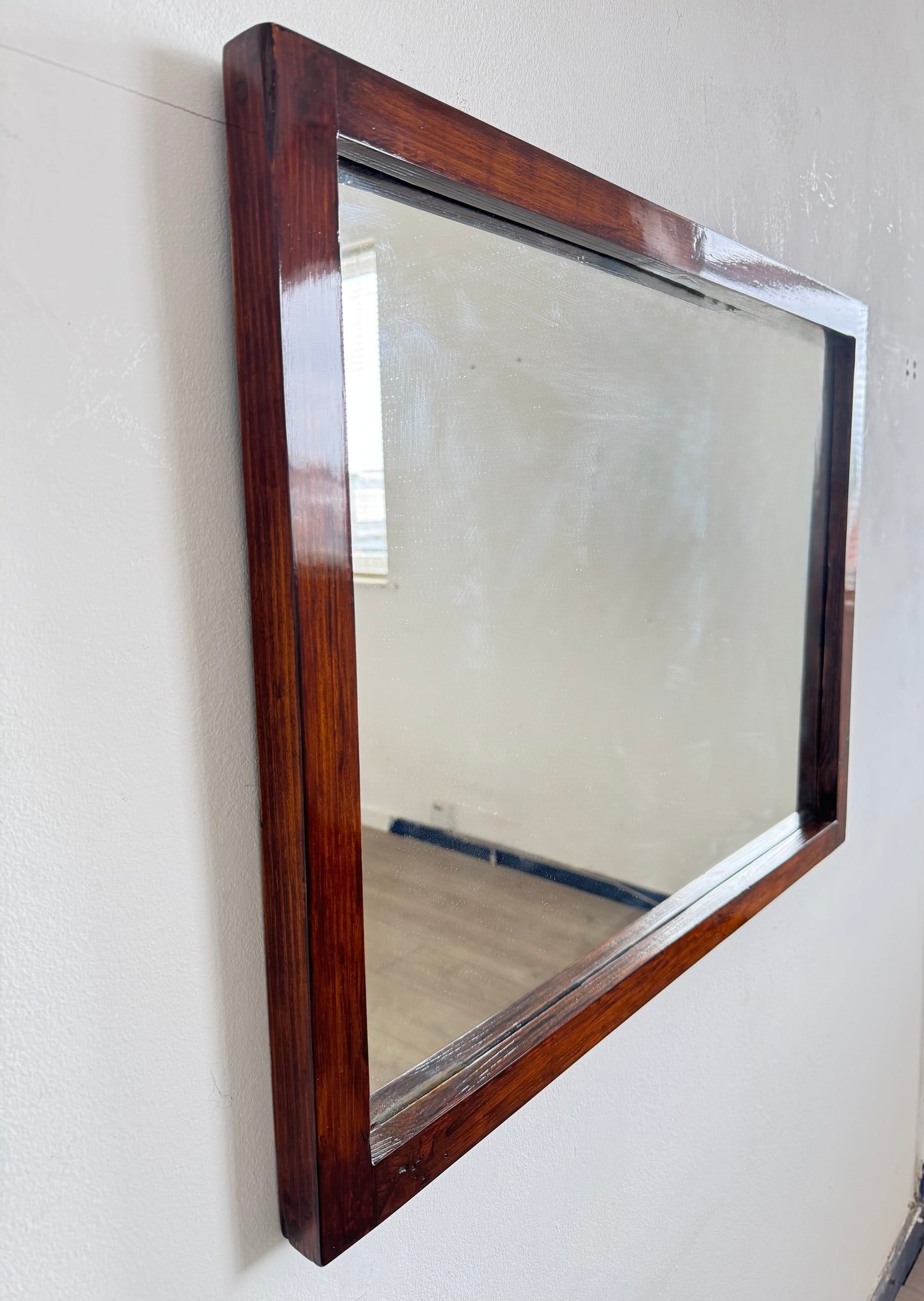 Indian Rosewood Mirror
75 × 57 × 3 cm