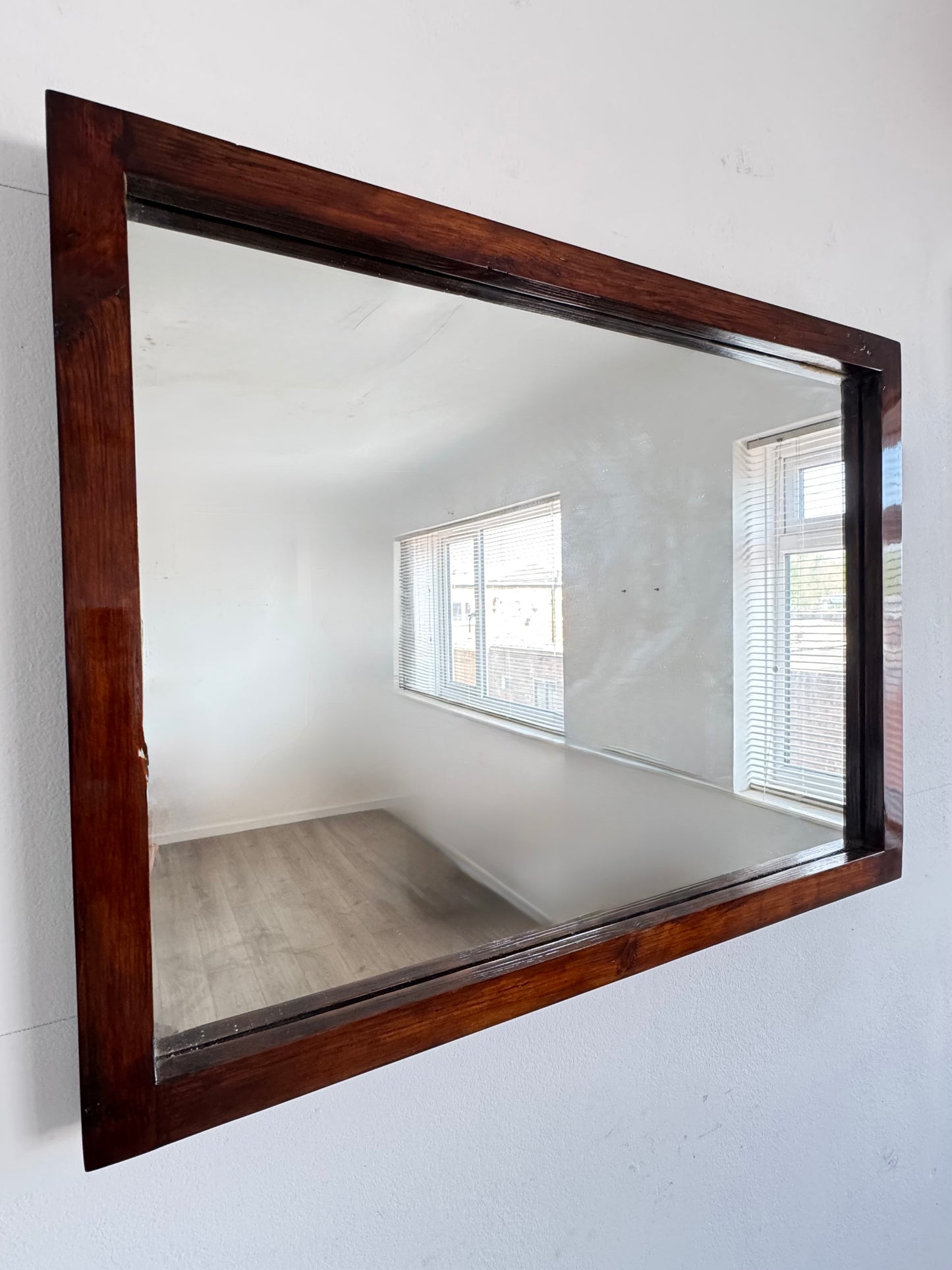 Indian Rosewood Mirror
75 × 57 × 3 cm